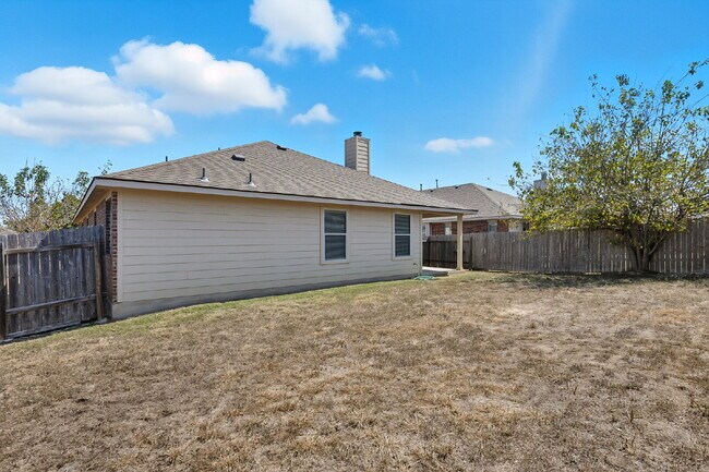 Building Photo - 3 Bedroom in Kyle with Fresh Paint Through...