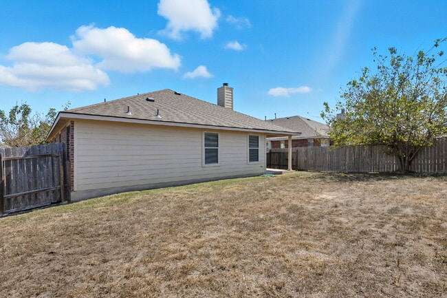 Building Photo - FREE First Month's Rent!