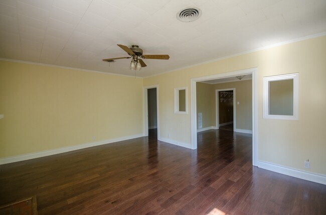 Building Photo - 1303 S Sneed Ave