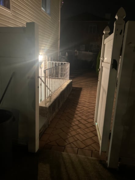 Building Photo - 910 Rockland Ave