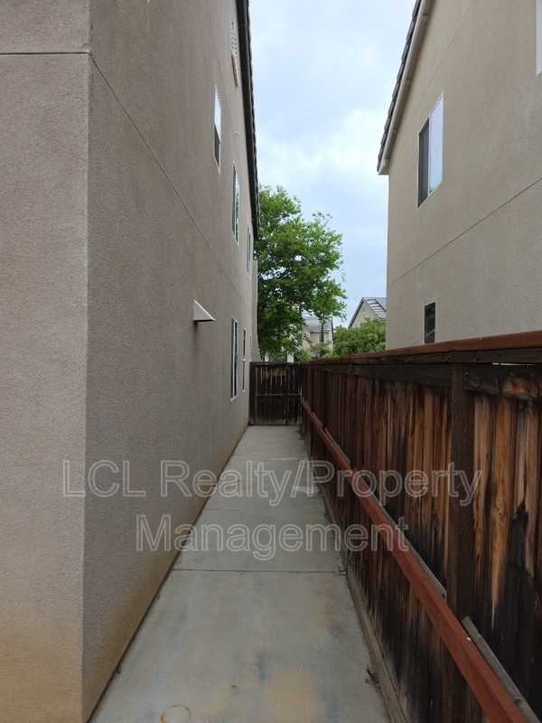 Building Photo - 1737 Dobell St