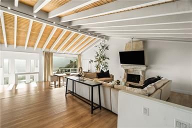 Building Photo - 2019 Sunset Plaza Dr