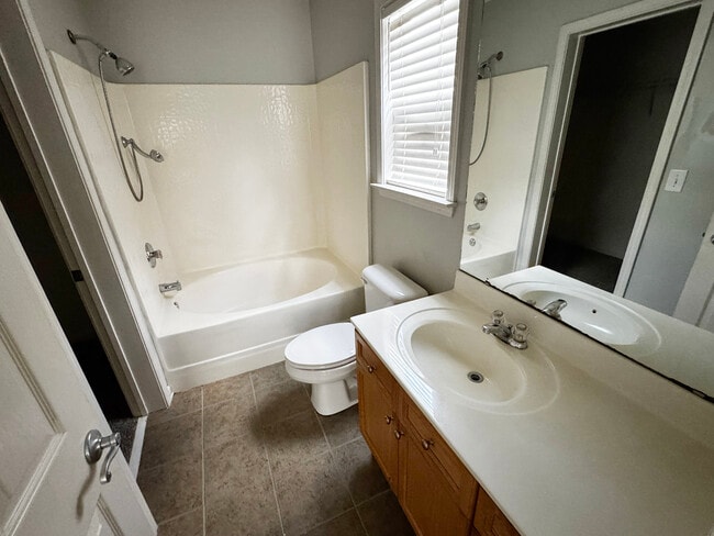 Building Photo - 1005 Dayton Ct