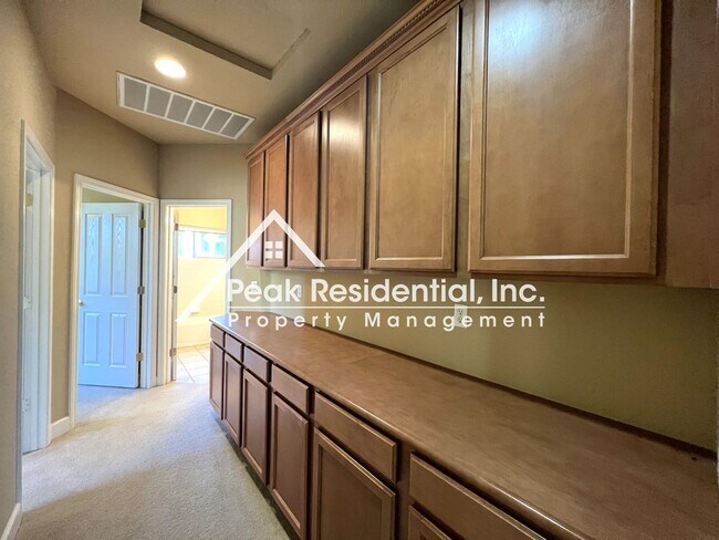 Building Photo - Spacious Anatolia 6bd/3.5ba Home with 5 Car Garage