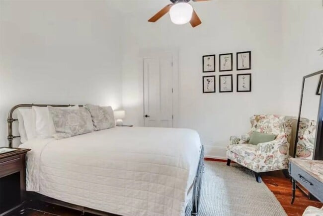 Building Photo - 2010 The Strand