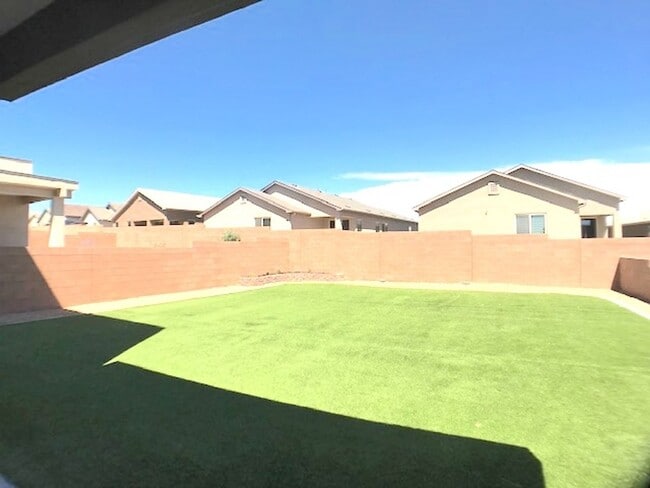 Building Photo - Gorgeous, Newer 3 bedroom in Los Lunas! Open Layout!
