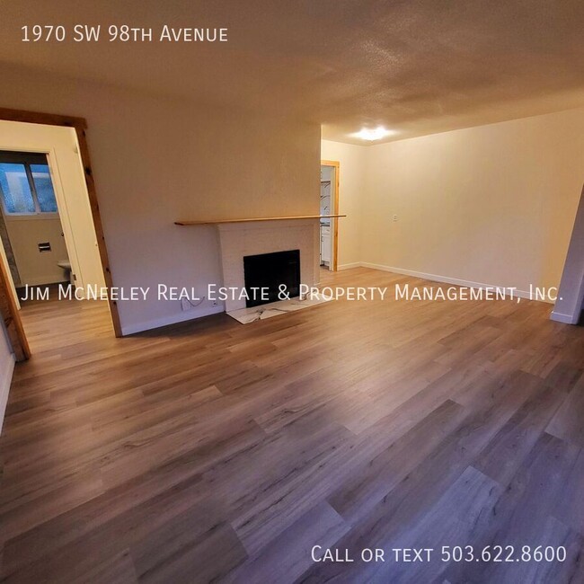 Building Photo - Remodeled 2-Bedroom Duplex with Bonus Room...