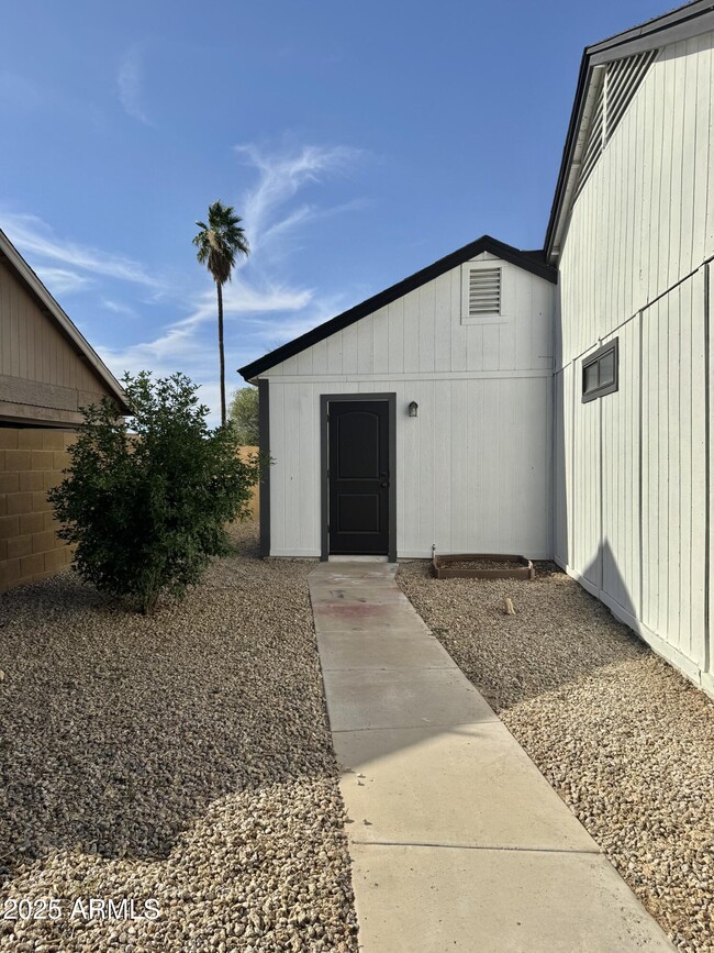 Building Photo - 613 W Rosemonte Dr