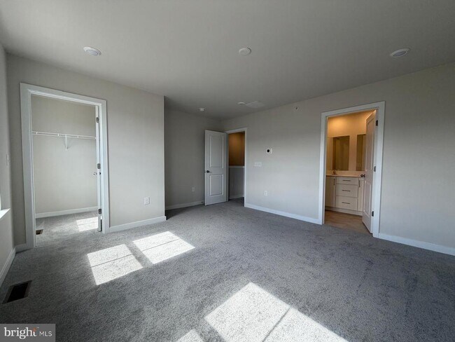 Building Photo - 33 E Front St