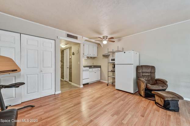 Building Photo - 221 Columbia Dr