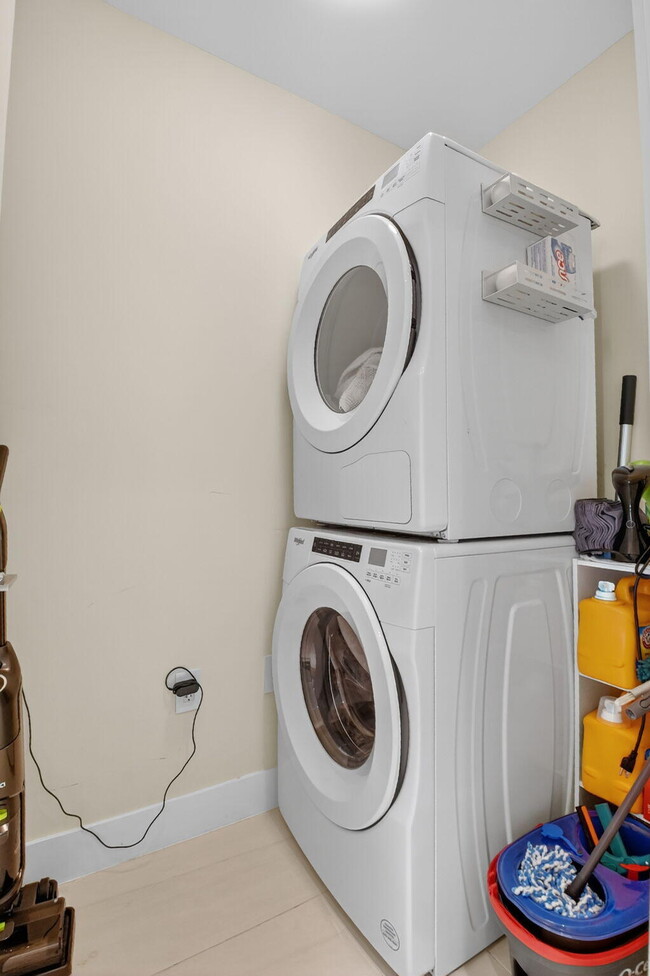 Building Photo - 3100 N Ocean Dr