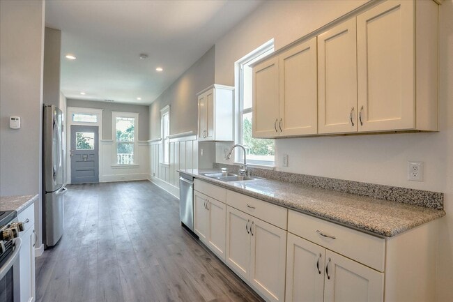 Building Photo - $1,500 MOVE IN SPECIAL!! 3 BED/2 BATH HOME UPPER UNIT AVAIABLE FOR RENT IN OAKLAND, CA!!!!