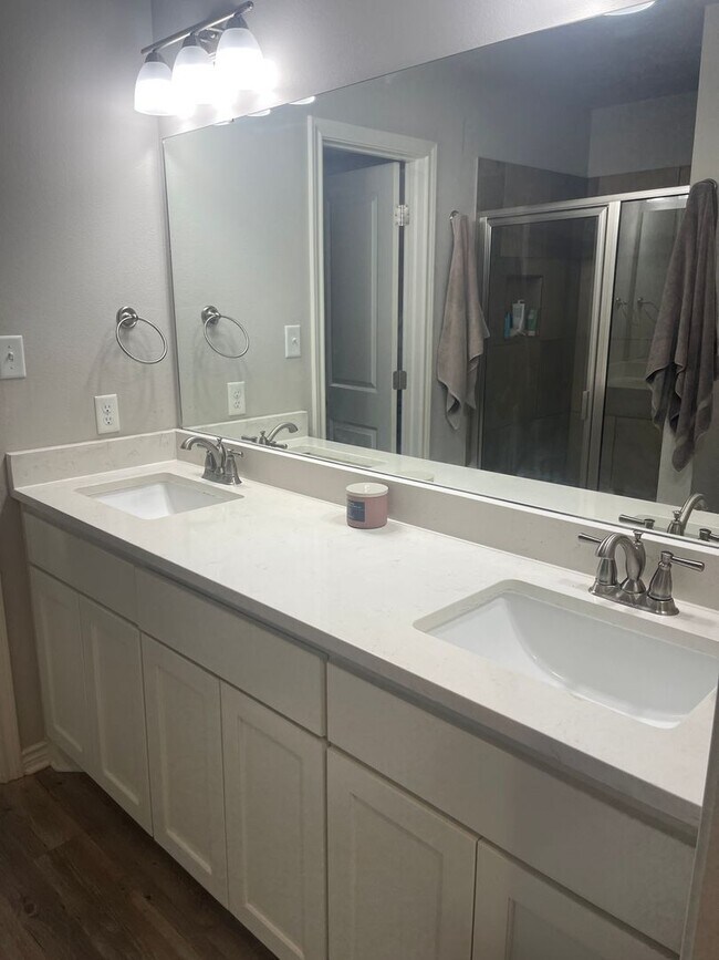 Building Photo - Bryan - 3 Bedroom / 2 Bath / 2 car garage / fenced in back yard.