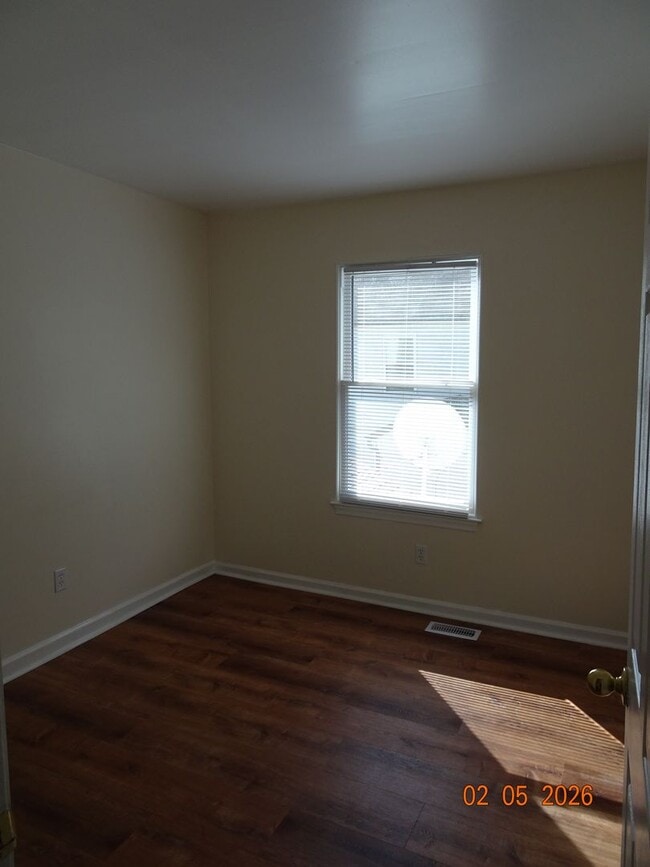 Building Photo - 3 Bedrooms, 1.5 Bathrooms Townhome in Williamsburg