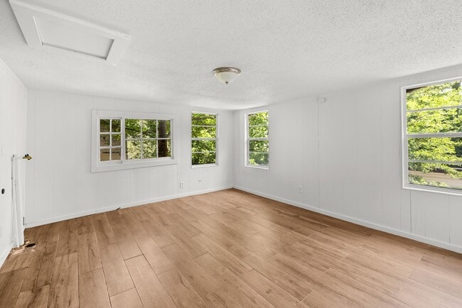 Building Photo - Spacious beautiful 5-bedroom 2 bath home
