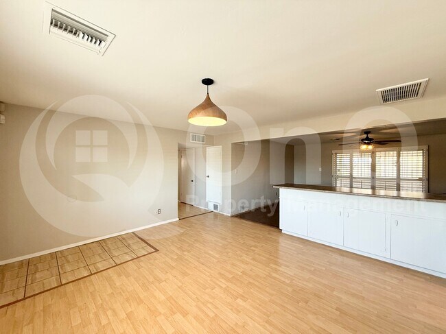 Building Photo - 2127 W San Miguel Ave