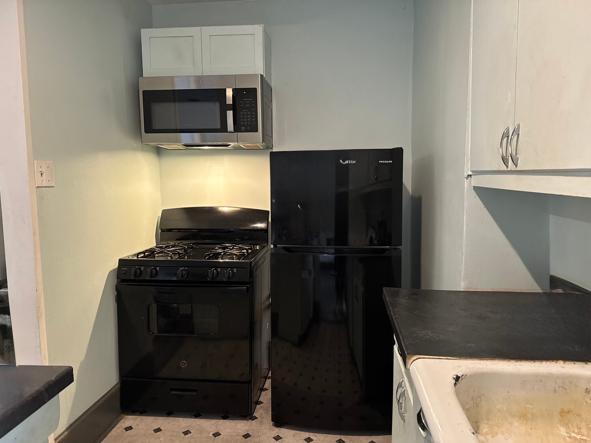 Building Photo - 100 W King St