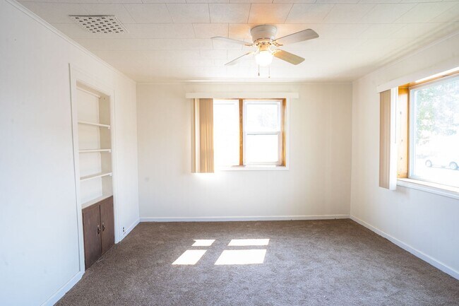 Building Photo - 1227 Green Bay St