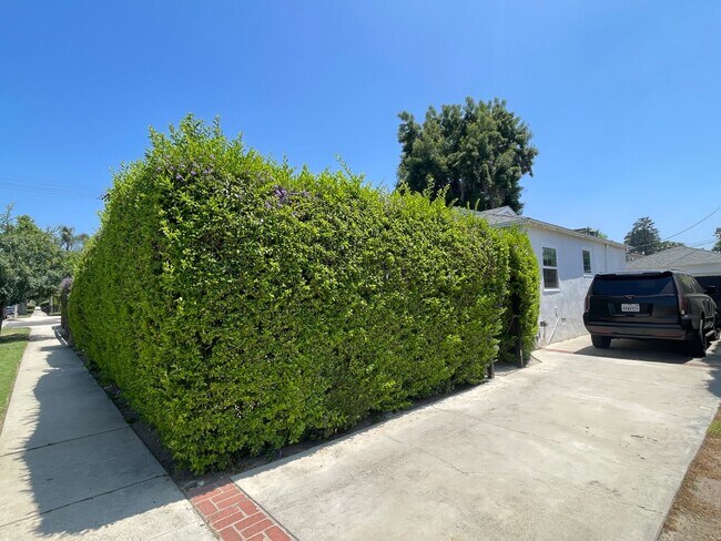 Building Photo - Luxurious Lake Balboa Home with Athletic A...