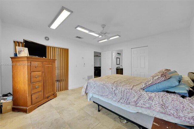 Building Photo - 5520 NW 49th Ave
