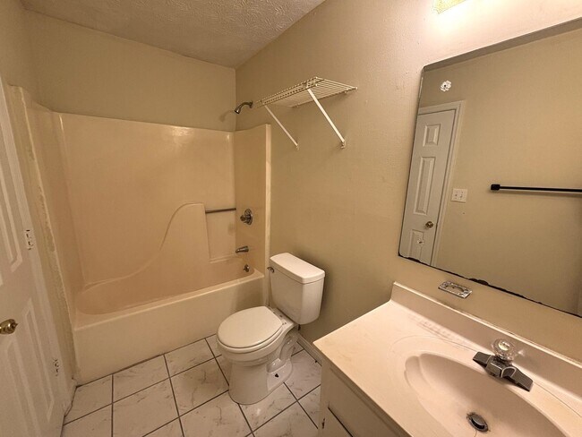 Building Photo - EAST PACES DR - 250/252