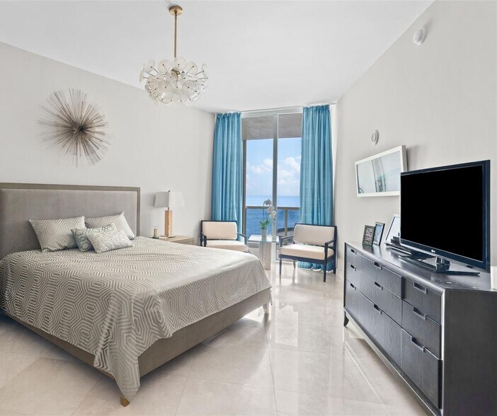 Building Photo - 16001 Collins Ave