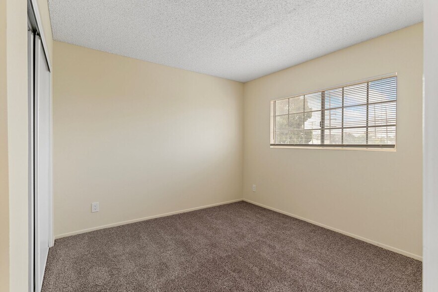 Building Photo - 1070 Loma Ave