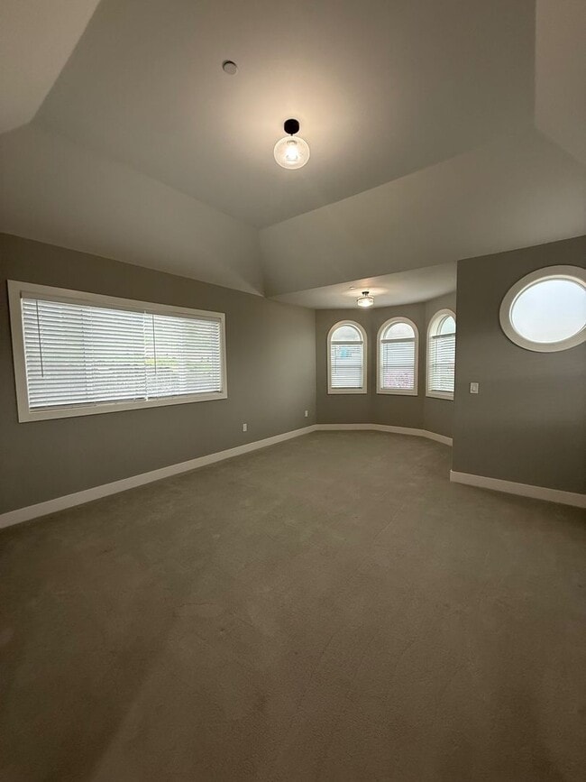 Building Photo - Newer Construction 2,500 Square Foot 3 Bedroom 2.5 Bathroom Fountaingrove House