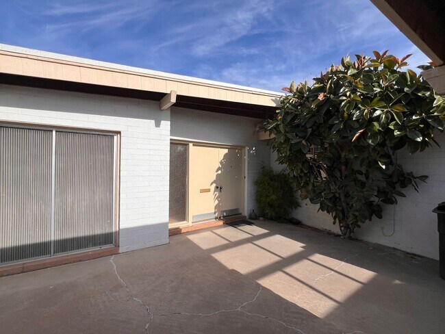 Building Photo - Scottsdale 4 Bed. 1.75 Bath located In Town & Country Division a Ralph Haver Home