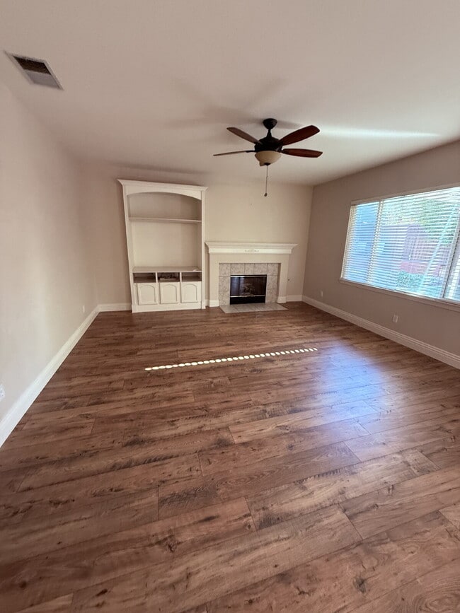 Building Photo - Spacious 5-Bed Family Home w/ 3-Car Garage Near Top Schools in Orange Crest.  One large bedroom a...