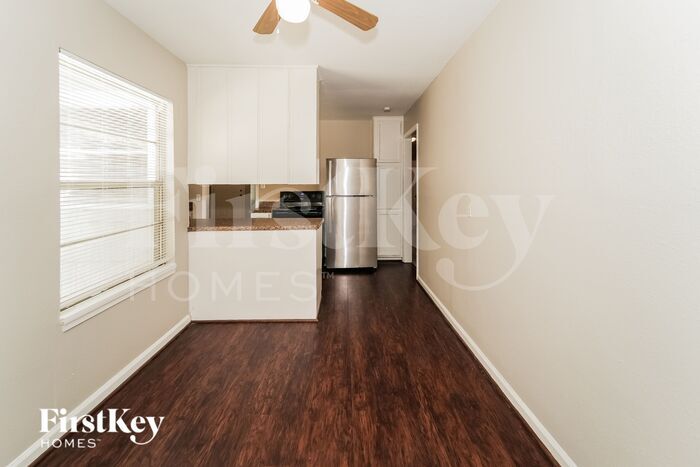 Building Photo - 710 Canary Cir
