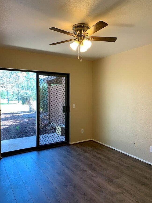Building Photo - 375 Fairway Oaks Dr