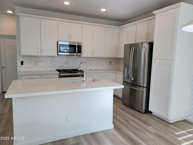Building Photo - 2754 S Apache Dr