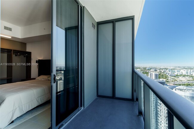 Building Photo - 601 NE 1st Ave