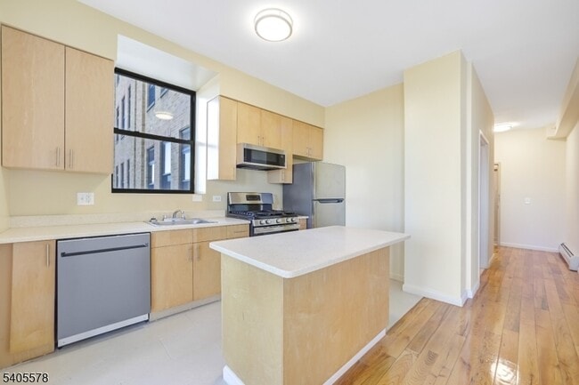 Building Photo - 520 Belleville Ave