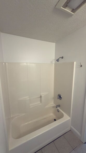 Upstairs Bathroom - 6 Lower Gilman St