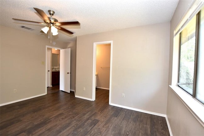 Building Photo - 609 Rollingway Dr