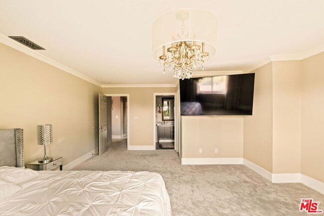 Building Photo - 1047 E Pomello Dr