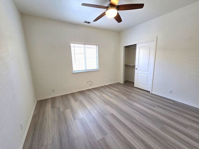 Building Photo - Beautiful 4 Bedroom 2 Bath Home