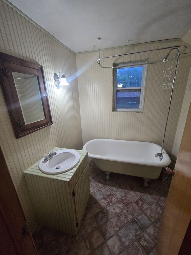 Building Photo - Country Farmhouse 6 miles from town, chicken coop, storage shed and run-in shed
