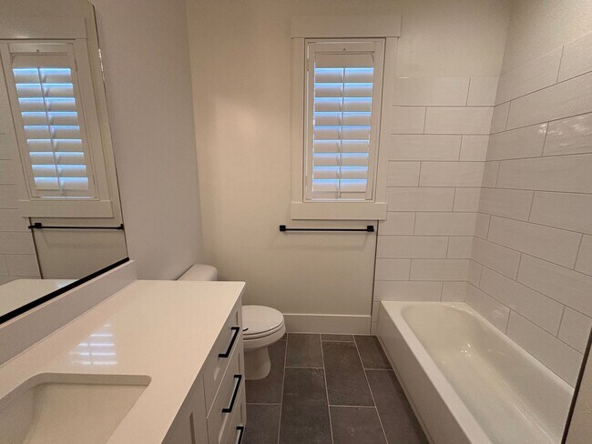 Building Photo - Beautiful 5 bed | 4 Bath | 3 Car Garage