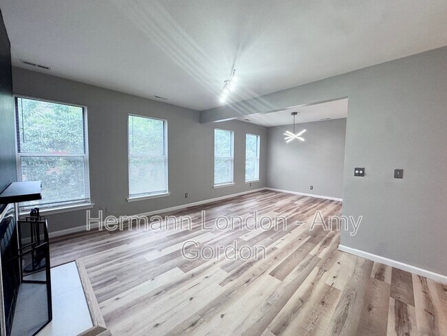 Building Photo - 2336 Rutger St