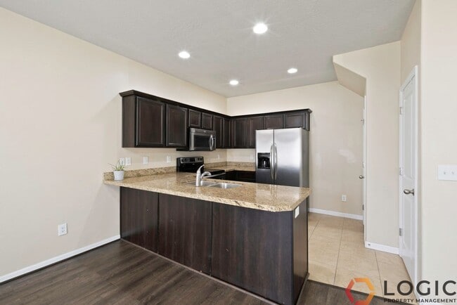 Building Photo - Beautiful Townhome in Midvale!