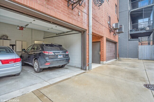 Building Photo - 2516 N Halsted St