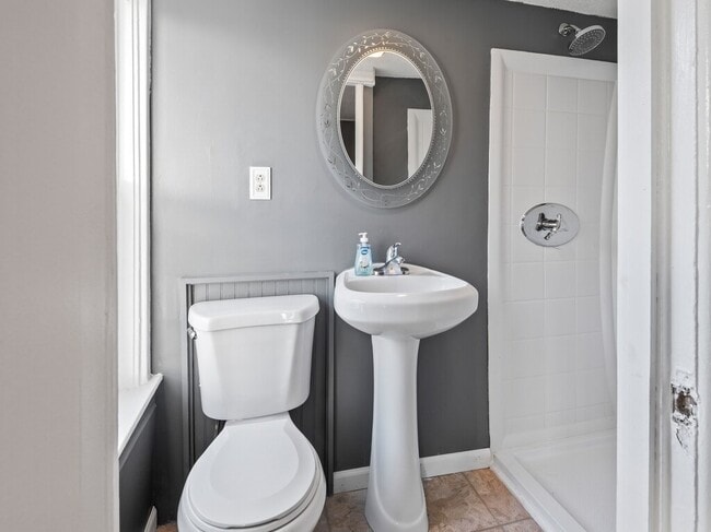 Building Photo - 52 Moran St