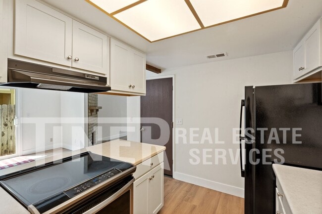 Building Photo - 9140 Nasreen Dr