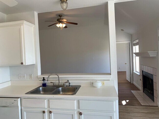 Building Photo - 210 Evergreen Cir
