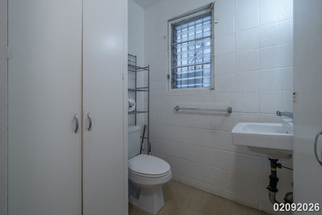 Building Photo - EXCELLENT Location near Waikiki, Alamoana, UH (Moiliili)