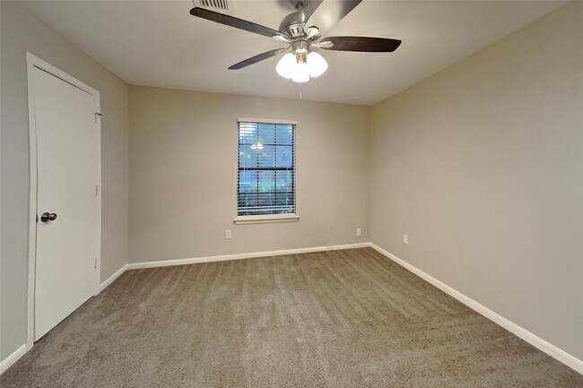 Building Photo - 2318 Turtle Creek Dr
