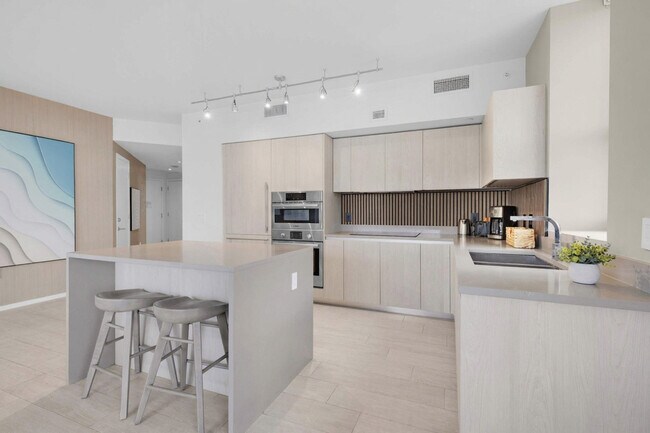 Building Photo - 4010 S Ocean Dr